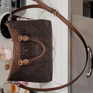 Women bag ( Michael Kors)
